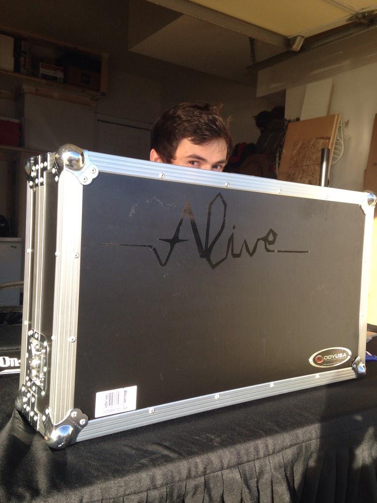 DJALIVEparty's tweet photo. #DJAlive http://t.co/FqE1ADkpVH