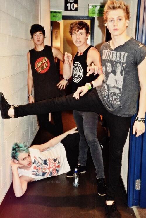 punkrockupdatez's tweet photo. GET THIS OVER 300 RT'S RIGHT NOW. RT! #5sosdoafollowspree #vote5sos #MTVEMA #55SOSVotingHour #5SOSAttack ~Tia β― http://t.co/H97FbZbdx4