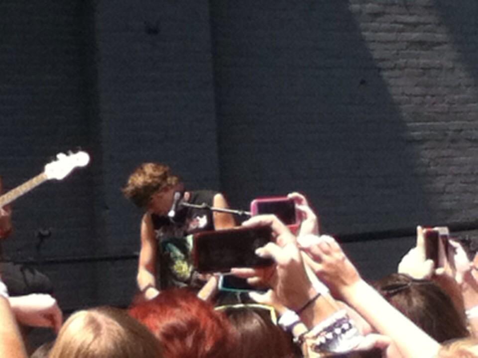 heataboveniall's tweet image. LOW QUALITY PHOTOS OF MINE BUT LOOK HOW NICE ASHTON'S WERE WHEN I SAW HIM #vote5sos