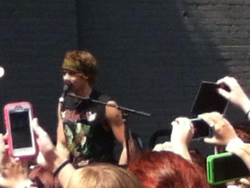 heataboveniall's tweet image. LOW QUALITY PHOTOS OF MINE BUT LOOK HOW NICE ASHTON'S WERE WHEN I SAW HIM #vote5sos