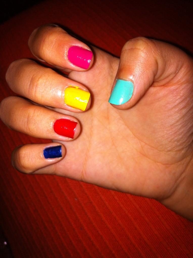 NurryPally's tweet photo. Como no tengo na que estudiar sabéis?... Pos me pongo a pintarme las uñas... 😅😅 😂😂 #divernails http://t.co/XGsOByeHan