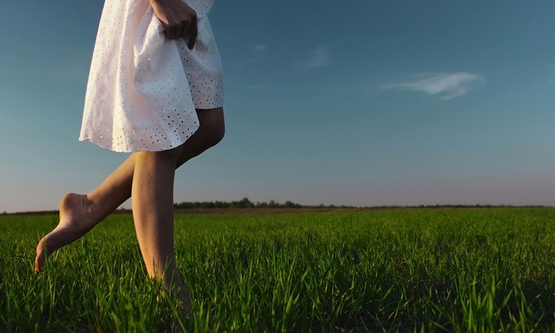 massagepro5's tweet photo. Walking around barefoot or "earthing" may be better for your #health than you'd think http://t.co/JnscIoMY8e http://t.co/y7ylCKWyal