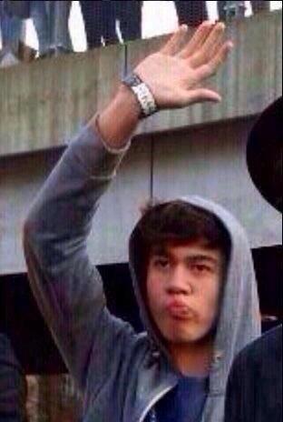 caIumsbIood's tweet image. Raise your hand if Calum hood doesn't follow you #vote5sos