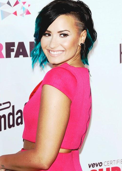 AnasChild1678's tweet photo. "@LovaticsRecords: Keep voting for Queen @ddlovato! #RollersMusicAwards DemiLovato http://t.co/C7oNKGwCO3"