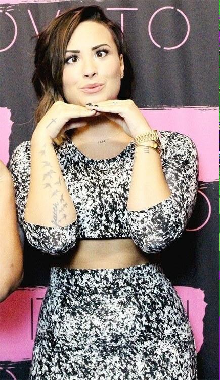 AnasChild1678's tweet photo. "@LovaticsRecords: Only Demi...! #RollersMusicAwards DemiLovato http://t.co/5uqTvQ8aWJ"