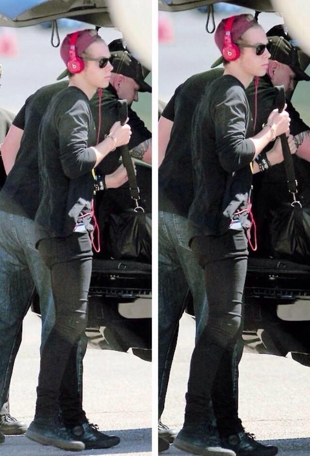 HeelsOverHemmo's tweet photo. LUKE IN ALL BLACK IS MY RELIGION 😍

#vote5sos http://t.co/M0HtNUrZJM