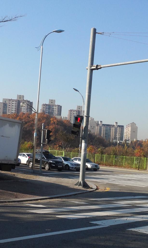 kangss708's tweet photo. @td06161 @seongnamcity @odeo2487 @Jaemyung_Lee 새마을사거리 신호등이 휘어져 있는 것을 확인하여 사진과 함께 올립니다. 보행자한테 불편을 줗 것 같네요 http://t.co/cTgf5tfH7t
