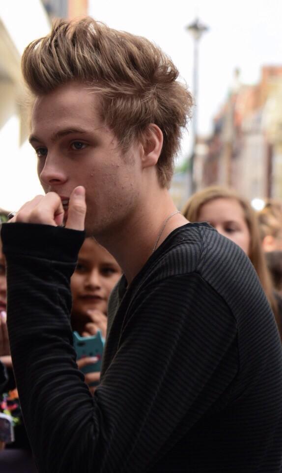 ImNachoPrincess's tweet photo. #vote5sos http://t.co/1RymZjmChW