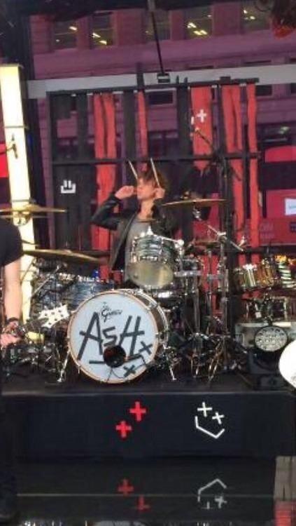 ImNachoPrincess's tweet photo. #vote5sos http://t.co/kfidDJ3bfs