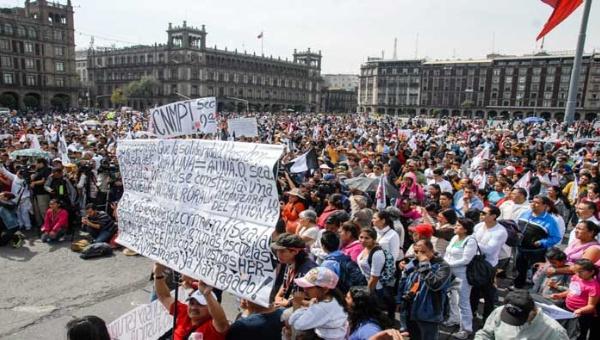 teleSURtv's tweet photo. #CasoAyotzinapa || Mexicanos proponen crear movimiento nacional contra desapariciones >>> http://t.co/z3z3IPa4zE http://t.co/FBT0KRl2Kx