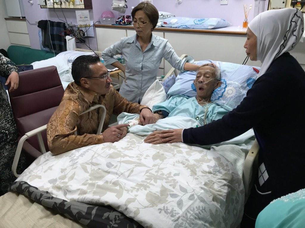 DS <a href="/HishammuddinH2O/">Hishammuddin Hussein 🇲🇾</a> menziarahi Tun Abdul Rahman Ya'kub, bekas CM Sarawak &amp; YDP Negeri S'wak ke-3 di Kuching semalam
