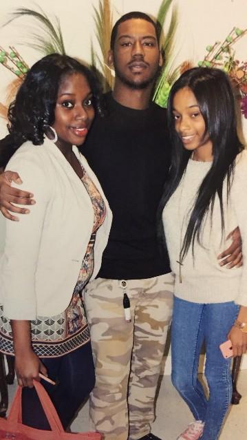 YeahImShy's tweet photo. Family ๐ซโค๏ธโ #LoveNLoyalty #KillinForThem #RRR #BlackBarbie #FreakyG @Luvvyg5 ๐ http://t.co/52Ch8wmXbO
