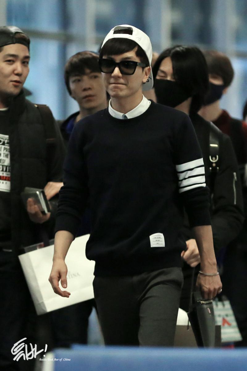 TeukBar's tweet photo. 20141107 arrived HongKong airport #supershow6 #leeteuk full size: http://t.co/1FfYaH8Ipn http://t.co/649LkyBEpV