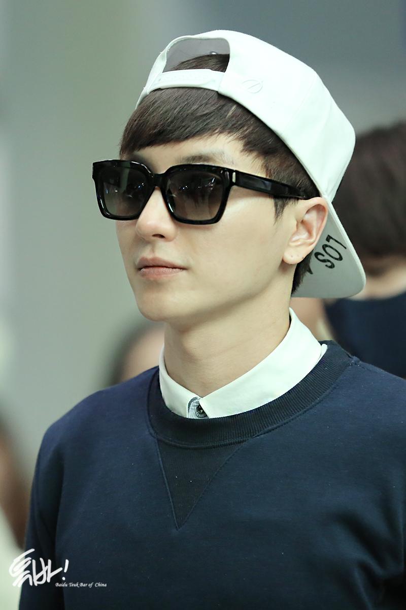 TeukBar's tweet photo. 20141107 arrived HongKong airport #supershow6 #leeteuk full size: http://t.co/1FfYaH8Ipn http://t.co/649LkyBEpV