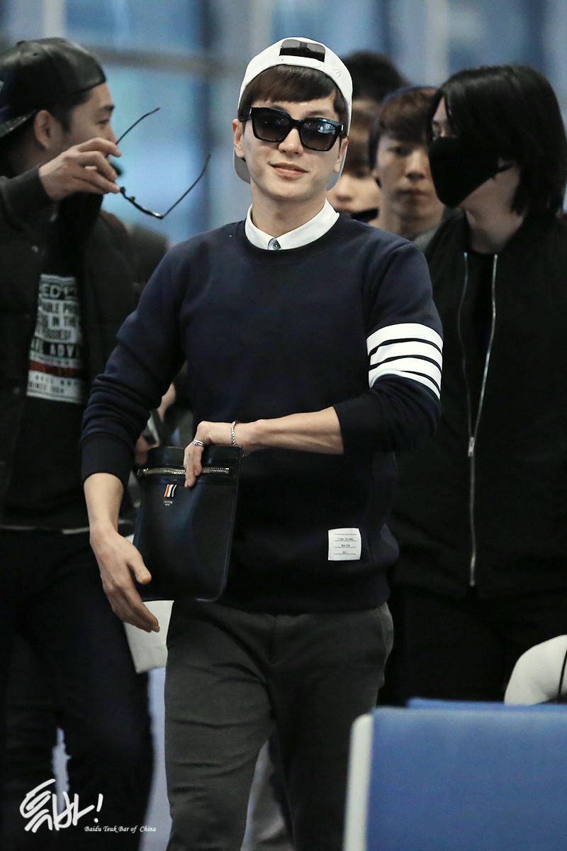TeukBar's tweet photo. 20141107 arrived HongKong airport #supershow6 #leeteuk full size: http://t.co/1FfYaH8Ipn http://t.co/649LkyBEpV