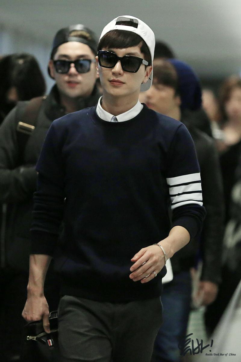 TeukBar's tweet photo. 20141107 arrived HongKong airport #supershow6 #leeteuk full size: http://t.co/1FfYaH8Ipn http://t.co/649LkyBEpV