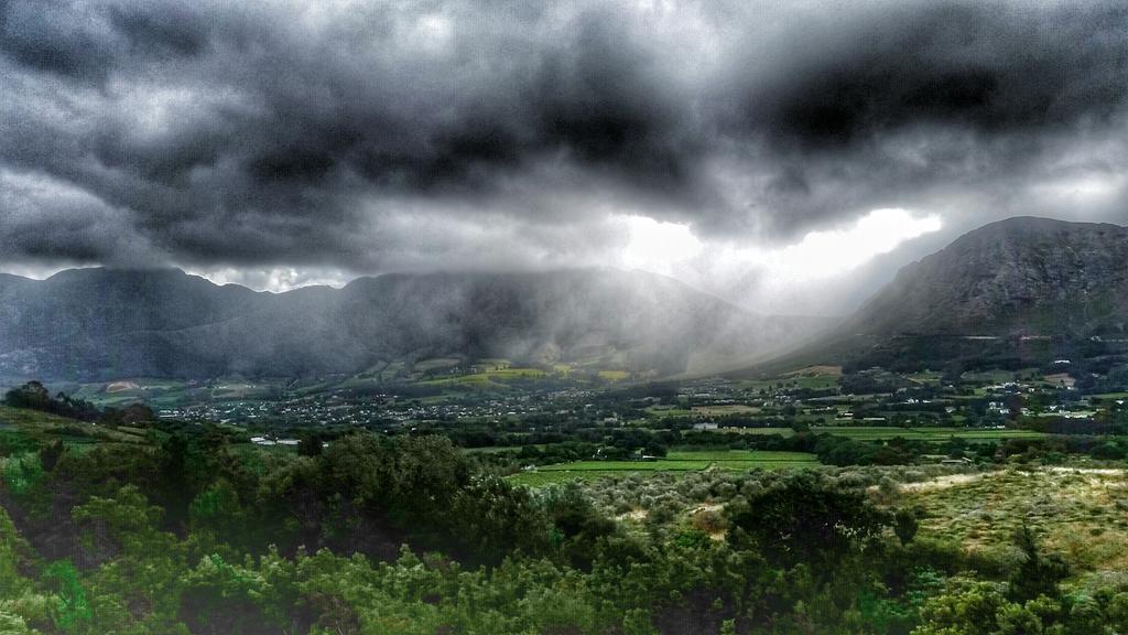 Moody #storm rolls into #franschhoek this morning view of #franschhoekpass