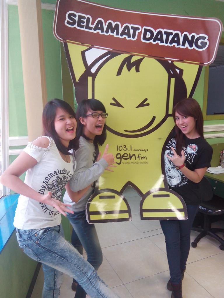 vinnachristie's tweet photo. Tungguin di #GANAS malam ini tantangan buat @officialJKT48 di #HariPahlawan @1031Genfmsby Jam 7 malam staytune http://t.co/fgSk9ltGXh