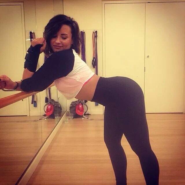 AnasChild1678's tweet photo. "@LovaticsRecords: Retweet for Demi SexyVato! #RollersMusicAwards DemiLovato http://t.co/Kx05MRN7Un"