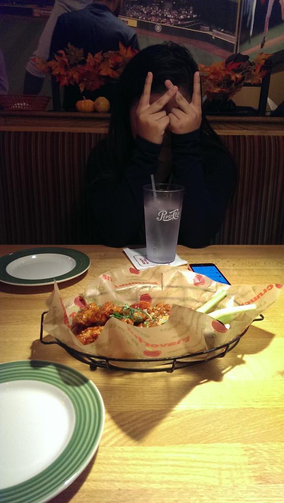 ElSoleMatador's tweet photo. #livetweet #withdabae #applebees http://t.co/gKJEAT3uDq