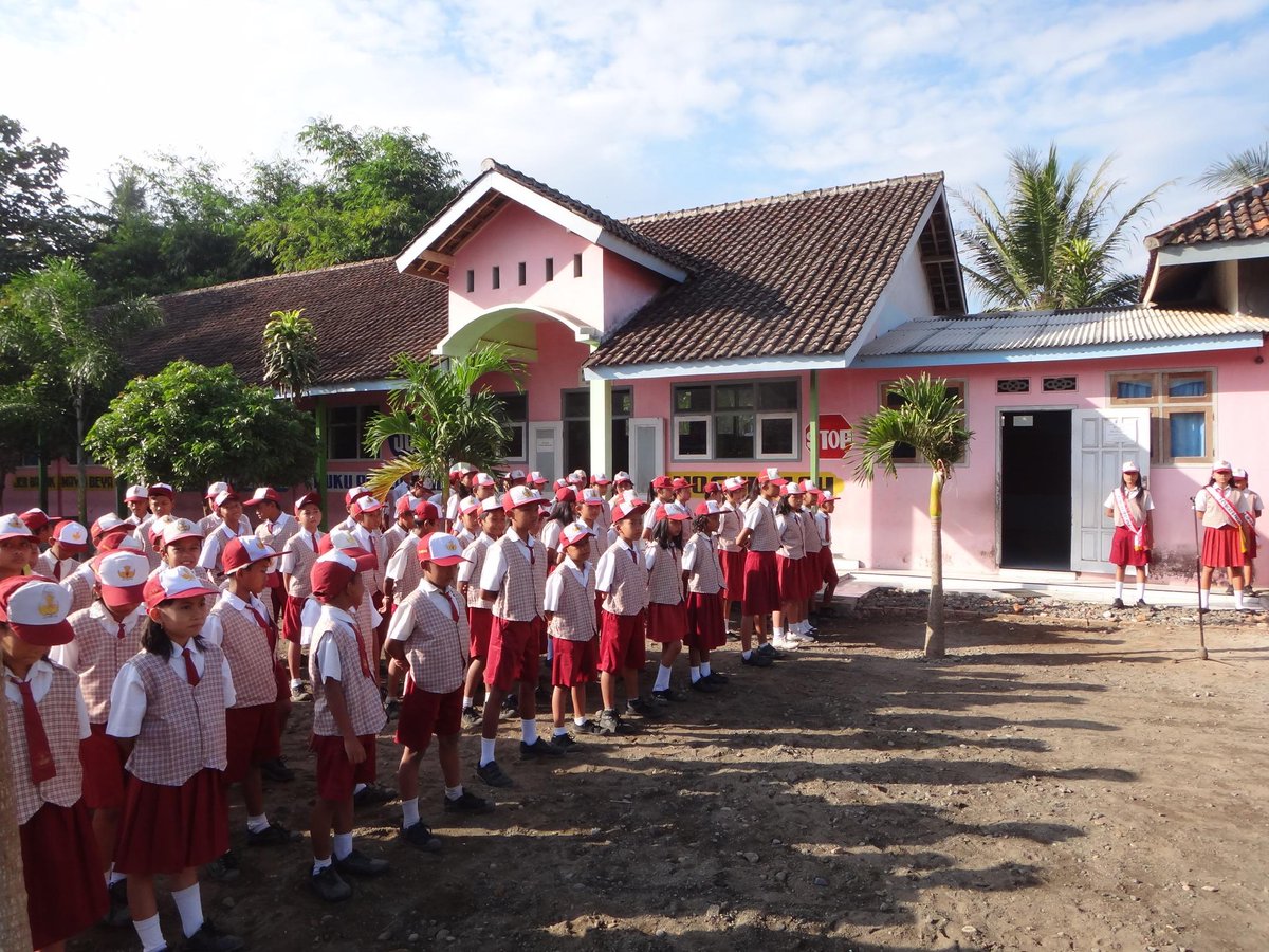 wahyusaga14's tweet photo. Upacara memperingati Hari Pahlawan @KabJember http://t.co/8TRf2pspsK