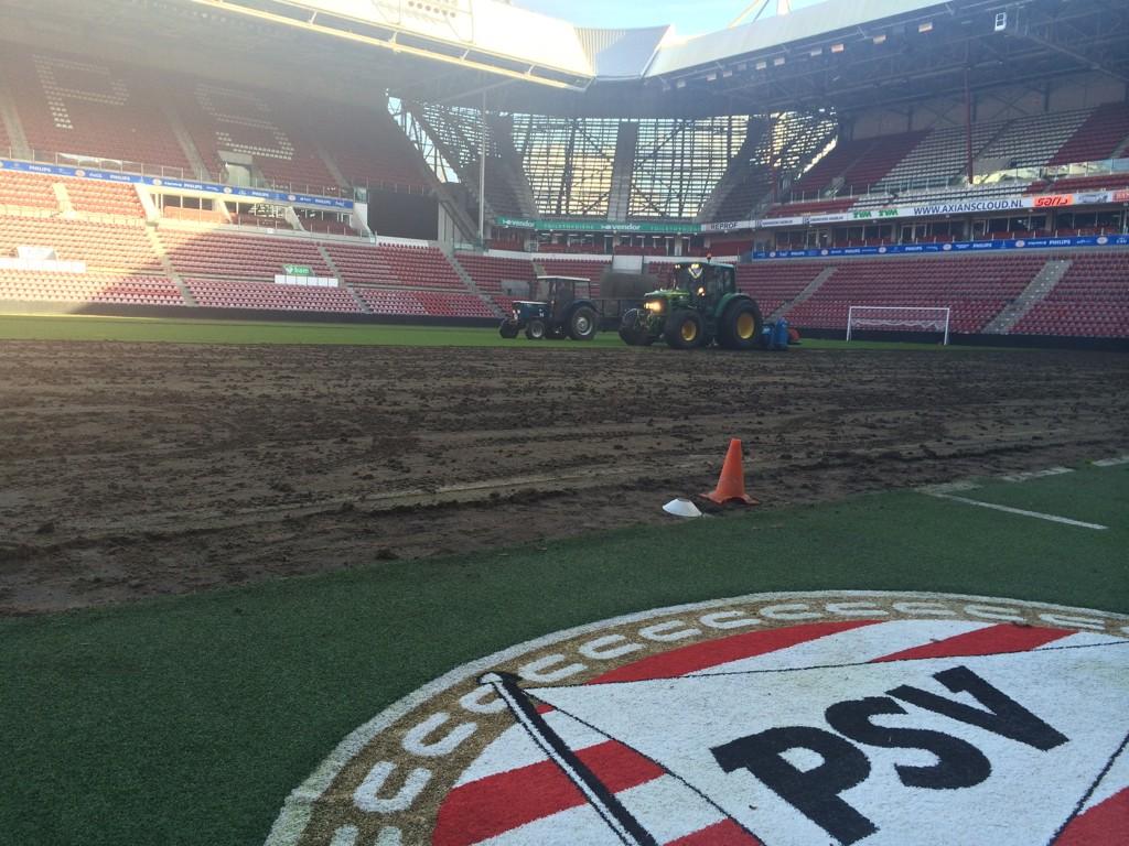 feyenoordpings's tweet photo. RT @PSV: In het Philips Stadion wordt hard gewerkt aan de nieuwe grasmat zodat deze klaar is voor PSV-Feyenoord! #psv http://t.co/el9MwE27Y5