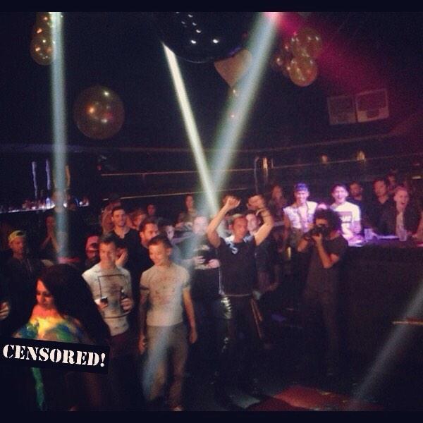 TheSamMack's tweet photo. I wore paint. #30thAnniversary #pridesociety @Celebrities_Van #SEXsiren #sofamous http://t.co/PJ5NXTti0J