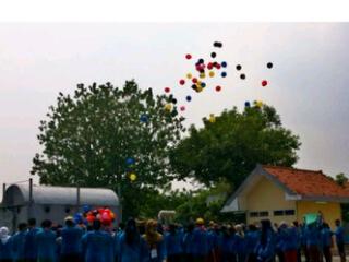 Ini acara inisiasi kemaren. Pelepasan balon EDSA sebagai simbol syahnya maba menjadi warga EDSA. Yeeyy ~