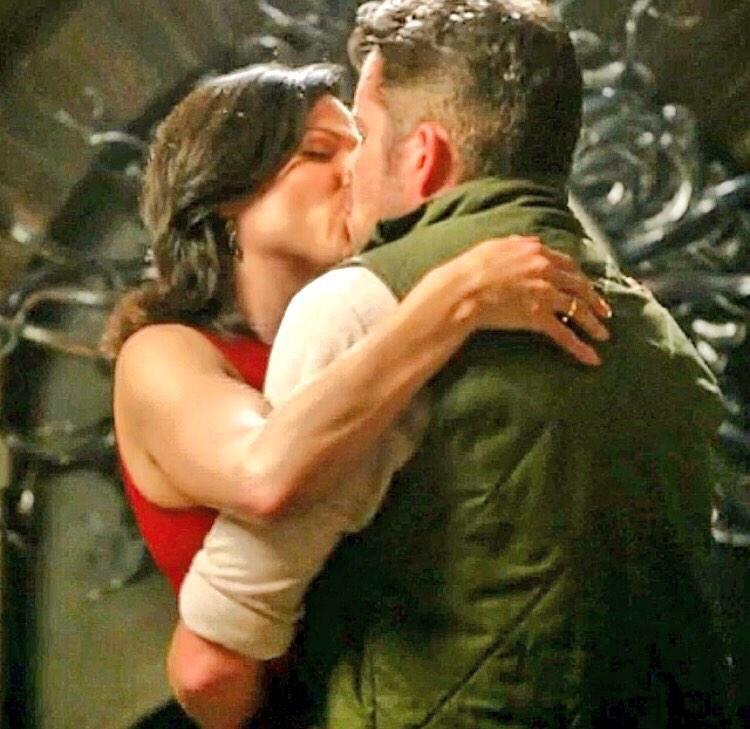 Team_RobinHood's tweet photo. The heart wants what the heart wants. #Soulmates #OutlawQueen #PixieDustNeverLies http://t.co/CsZ0LfVijB