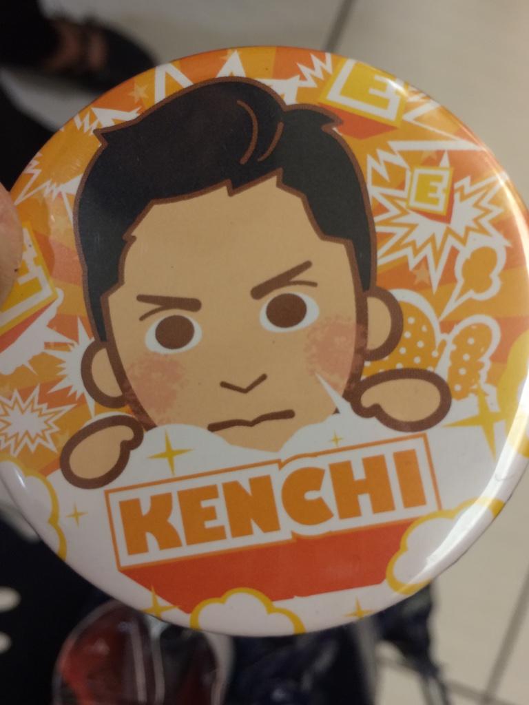 EX_24k_kbnk's tweet photo. ランドマークの三階の女子トイレにケンチさんの缶バッチが落ちてました。
安全ピンが壊れてます。三階のインフォメーションに預けました。大切な物だと思うので、早く持ち主さんが見つかりますように💚 http://t.co/W3QnDS0DKO