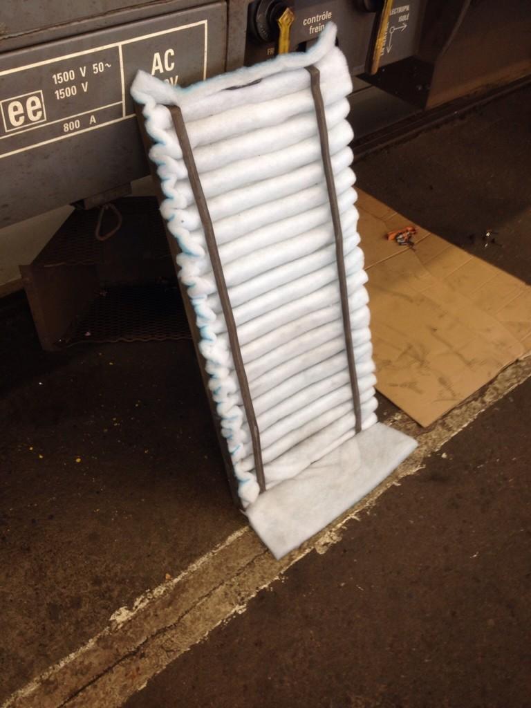 MaintenanceSNCF's tweet photo. Remplacement des filtres de climatisation, à faire tous les deux mois. #maintenance #SNCF http://t.co/YqogkfORKZ