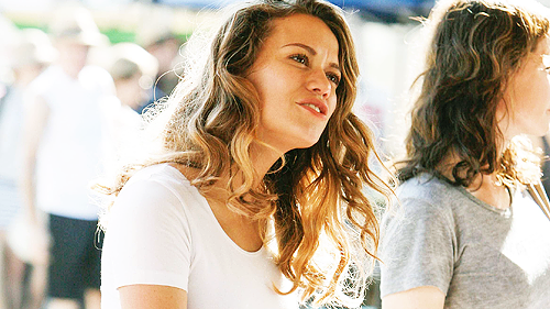 bjldaily's tweet photo. Bethany Joy Lenz at Farmers Market Nov 9th http://t.co/W6ZkTPaLTZ http://t.co/kHMXs7Zeqp