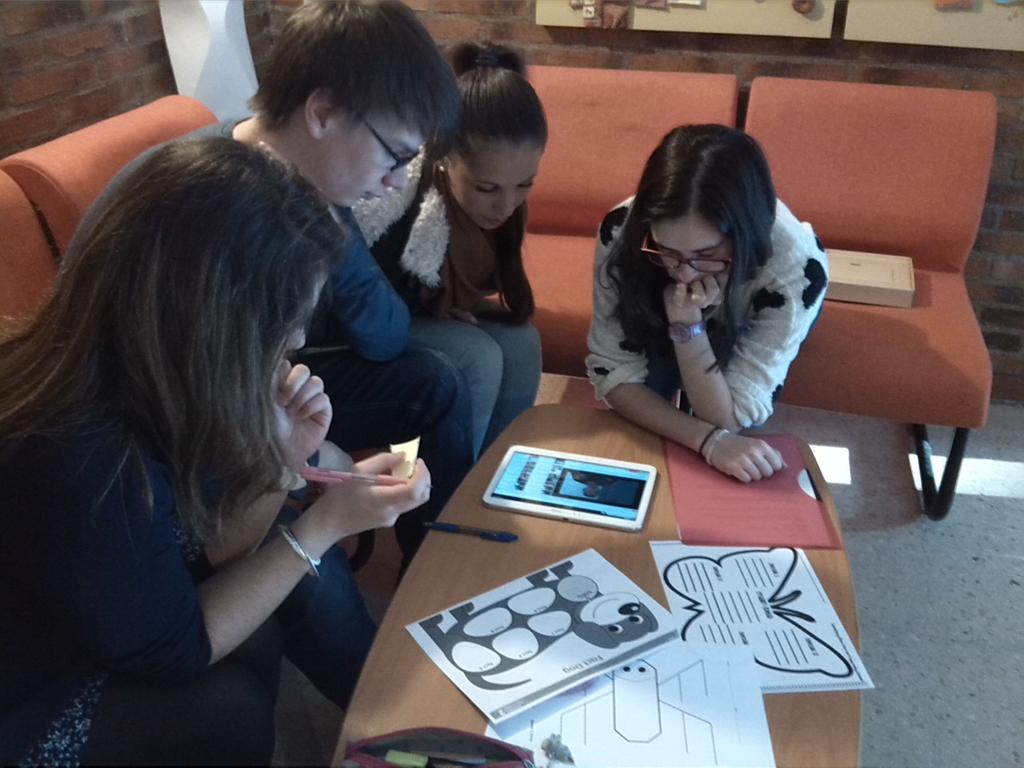 Raquelffdez's tweet photo. Working on HOTS with ICT, poetry, cooperativa work and graphic organisers. This is #CLIL @cucc_educacion http://t.co/hYusXzxuxh