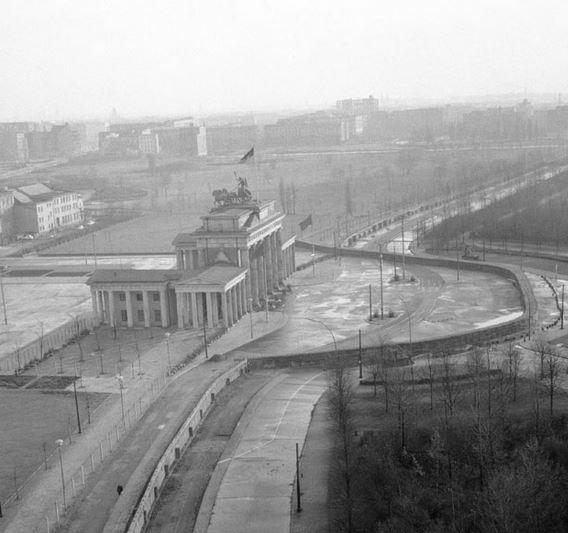 IndianExpress's tweet image. The Berlin Wall: Then and Now iexp.in/JoZ123149