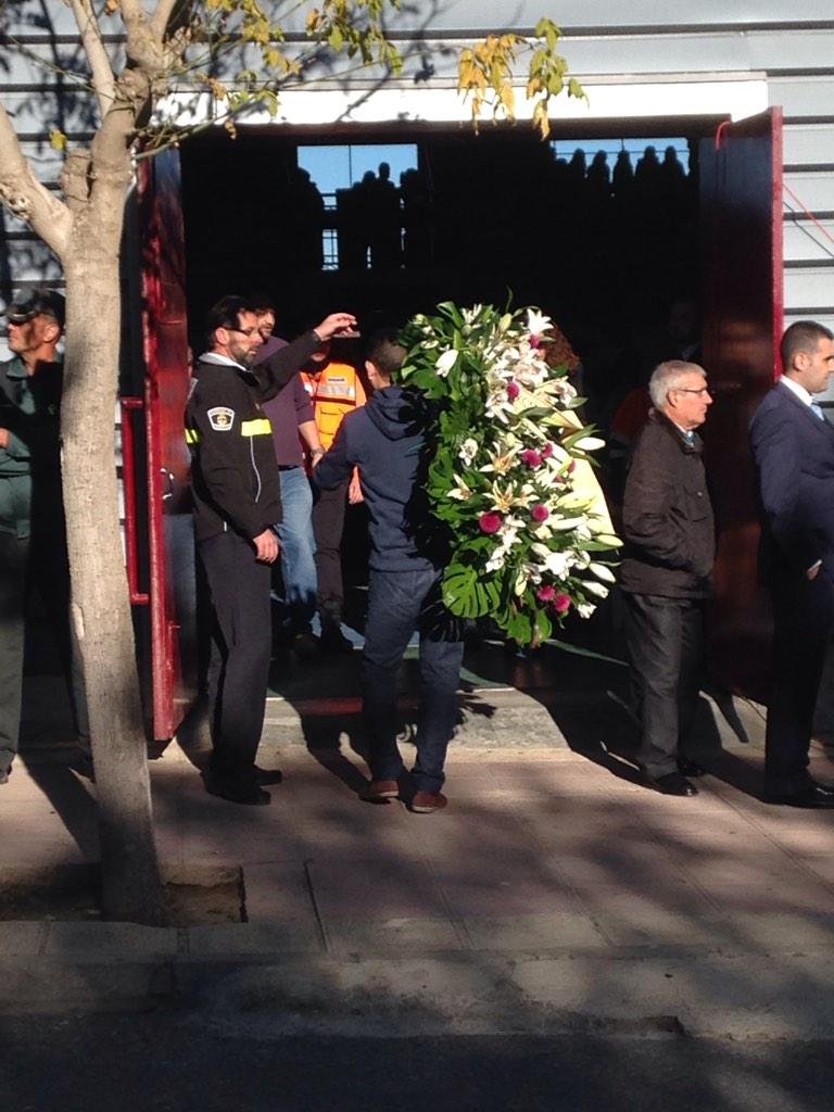 SER_Murcia's tweet photo. Entran en el pabellón las últimas coronas de flores y los féretros. Último adios. http://t.co/CB2zjS390c