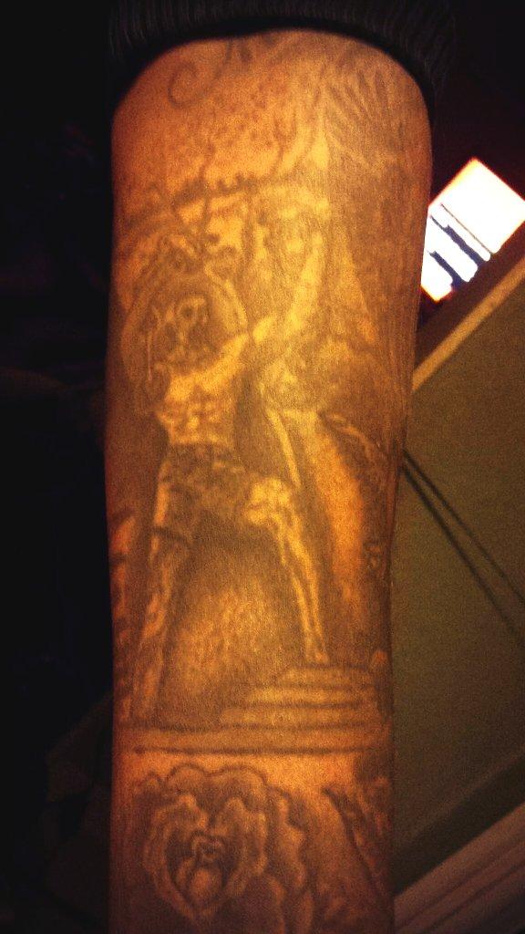 SkyWalker_Grn's tweet photo. Tribute for zambia's 50th, brudda got a Tattoo of the Freedom statue #WinnerFlow http://t.co/buQom2zxjh