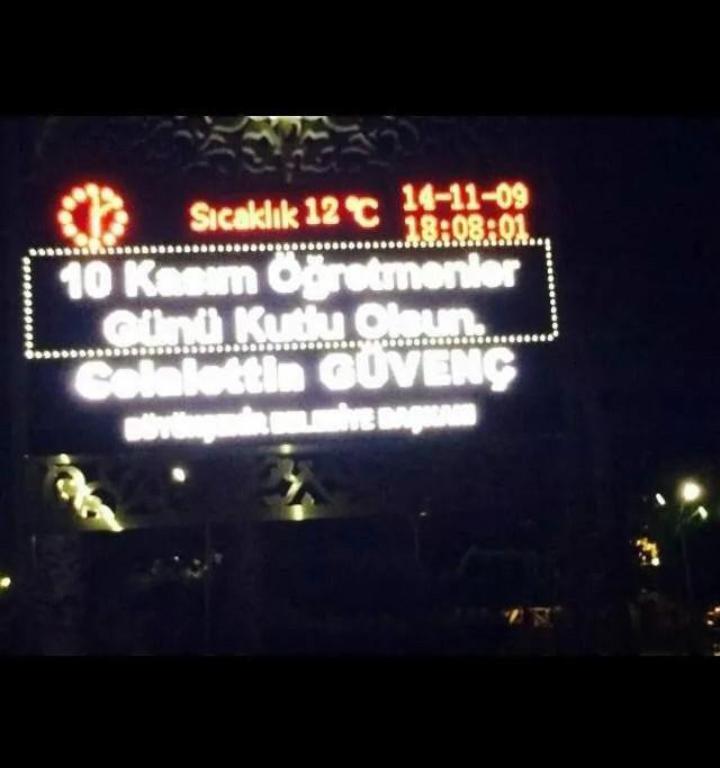 <a href="/yiImazsozcu/">Yılmaz ÖZDİL</a>  Bu ne ki Urfa Belediye Başkanı bugünü Öğretmenler Günü olarak kutluyor.