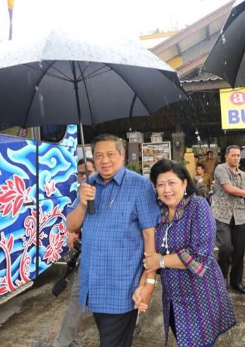 destywulanna's tweet photo. Romantis pak:)"@SBYudhoyono: Berbagi payung bersama Ibu Ani mengingatkan SBY akan masa-masa indah di Kota Kembang. http://t.co/0HoCldawCq"