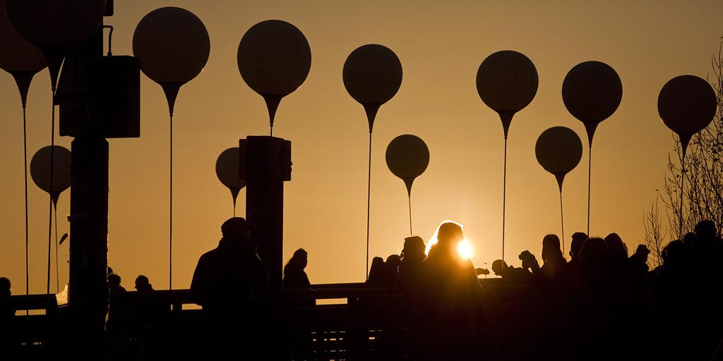 bzberlin's tweet photo. Die schönsten Fotos der #Mauerfall-Wochenende in #Berlin http://t.co/Tvim6CeiYF http://t.co/UTSigod35i