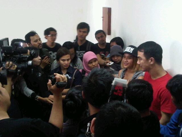 JTLforus's tweet photo. Interview konser MOX cc: @Joe_Taslim and @bclsinclair :) http://t.co/yE2ODcpEBX
