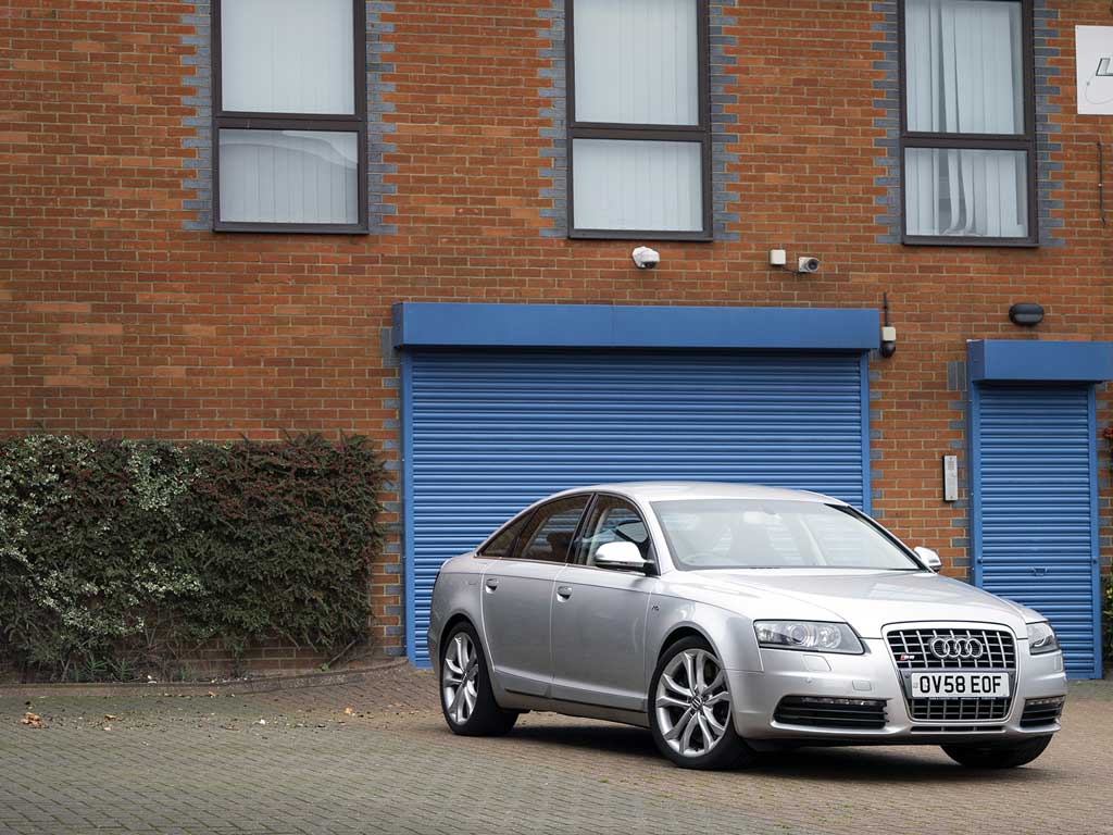 PistonHeads's tweet image. What's the reality of life with a V10-engined Audi supersaloon? This Carpooler tells all lnk.ph/1uV9TBf