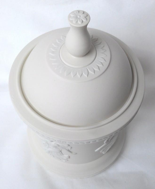 nivagcollects's tweet image. This is simply stunning its a cream coloured #DancingHours bijoux box from #Wedgwood. nivagcollectables.com/p/010