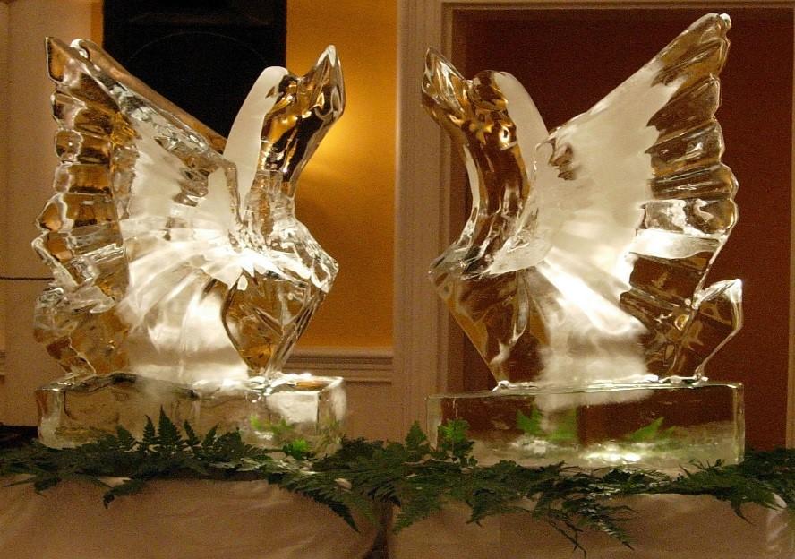 How about adding a magical touch to your wedding? Reflect your personality with unique ice sculptures! #KL #love