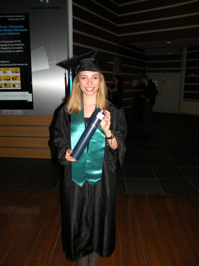 symallet's tweet photo. Très fière de ta réussite @paulinemallet1 #diplomée #Bachelor #Audenciagroup http://t.co/yVpmtKDZRH