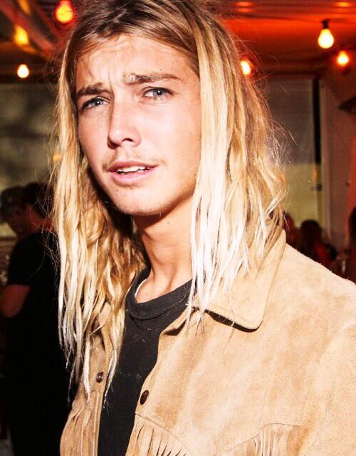 Meesssshh's tweet photo. Perfection does exist #mcm #beaufoster #manbun @kirb_stomp60 gets it http://t.co/4jCwHMcmPY