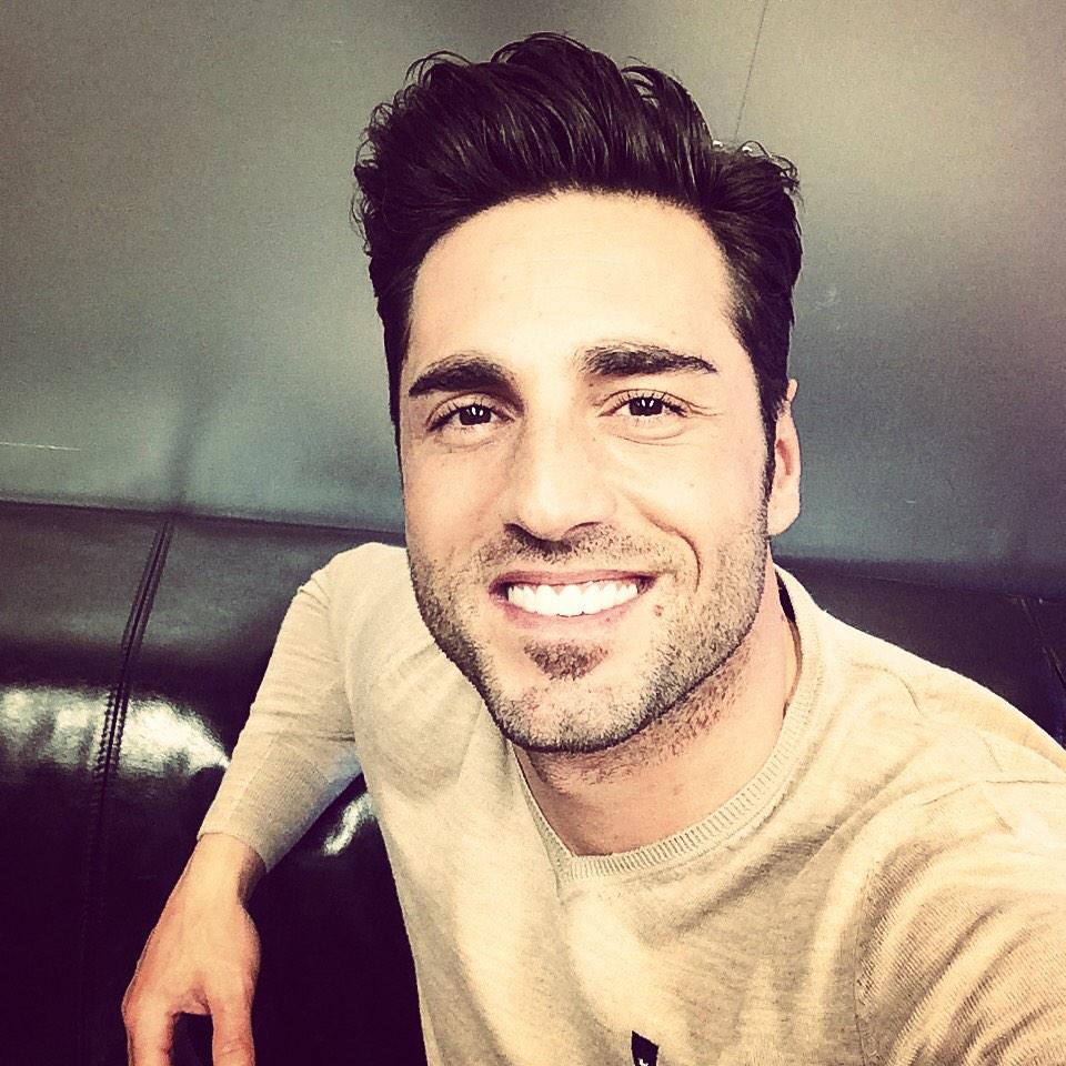 David_Busta's tweet photo. En Barcelona! Un BESAZO! Ya no queda nada para #VivirEnConcierto! Este sábado #Málaga ! Os Quieroooooo!!!! http://t.co/EdMMjFCMYN