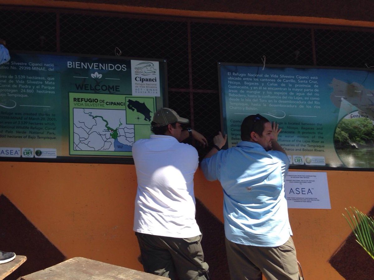 ProParques's tweet photo. Instalación de rótulos en Cipanci gracias a una alianza entre #CRT #ASEA &amp; @ProParques. Con trabajo voluntario. http://t.co/6KPmQq8RAt