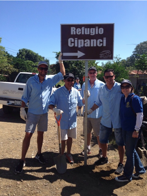 ProParques's tweet photo. Instalación de rótulos en Cipanci gracias a una alianza entre #CRT #ASEA &amp; @ProParques. Con trabajo voluntario. http://t.co/6KPmQq8RAt