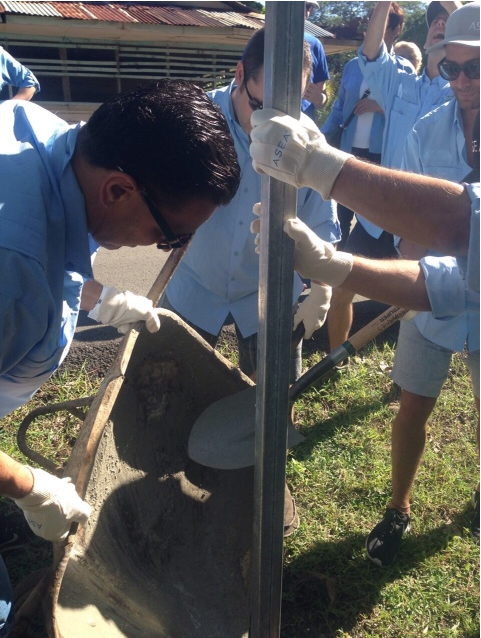 ProParques's tweet photo. Instalación de rótulos en Cipanci gracias a una alianza entre #CRT #ASEA &amp; @ProParques. Con trabajo voluntario. http://t.co/6KPmQq8RAt