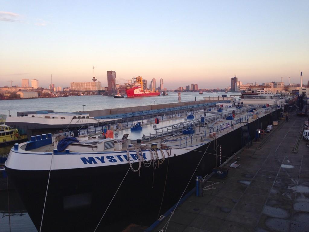 bootpieloot's tweet photo. Waar doop je zoiets nou nog mee, met azijn? #tankvaart #overcapaciteit,“@ShipyardTrico: MTS Mystery gedoopt @NL_RTM http://t.co/nJFBfOpTvo”